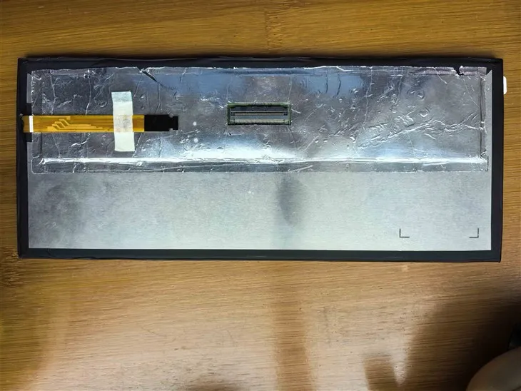 Displej s velkou obrazovkou namontovaný na automobilu